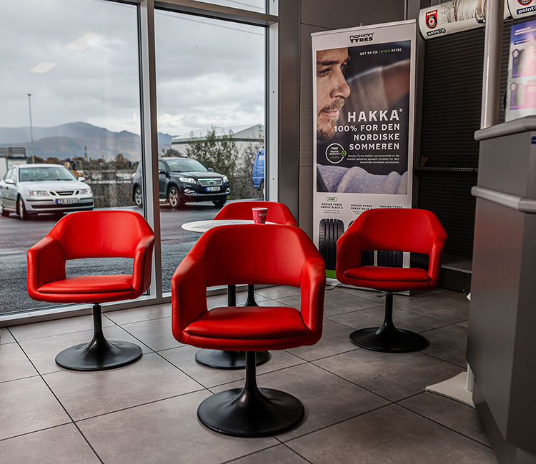 Venteområde med stoler og bord